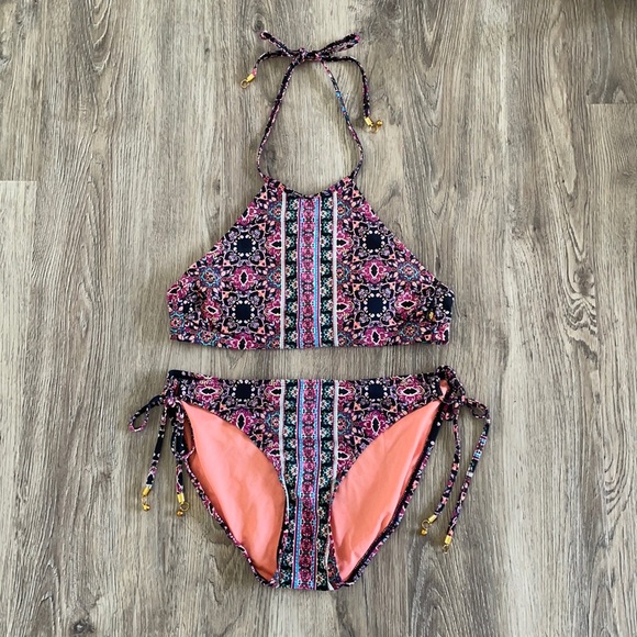 Bikini - Picture 1 of 3